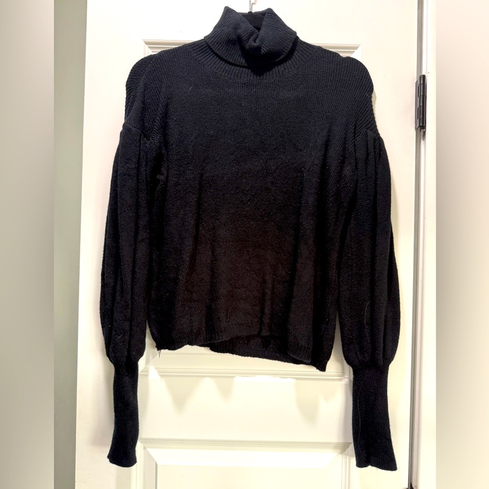 Aaron & Amber Black sweater with tapered sleeve size small